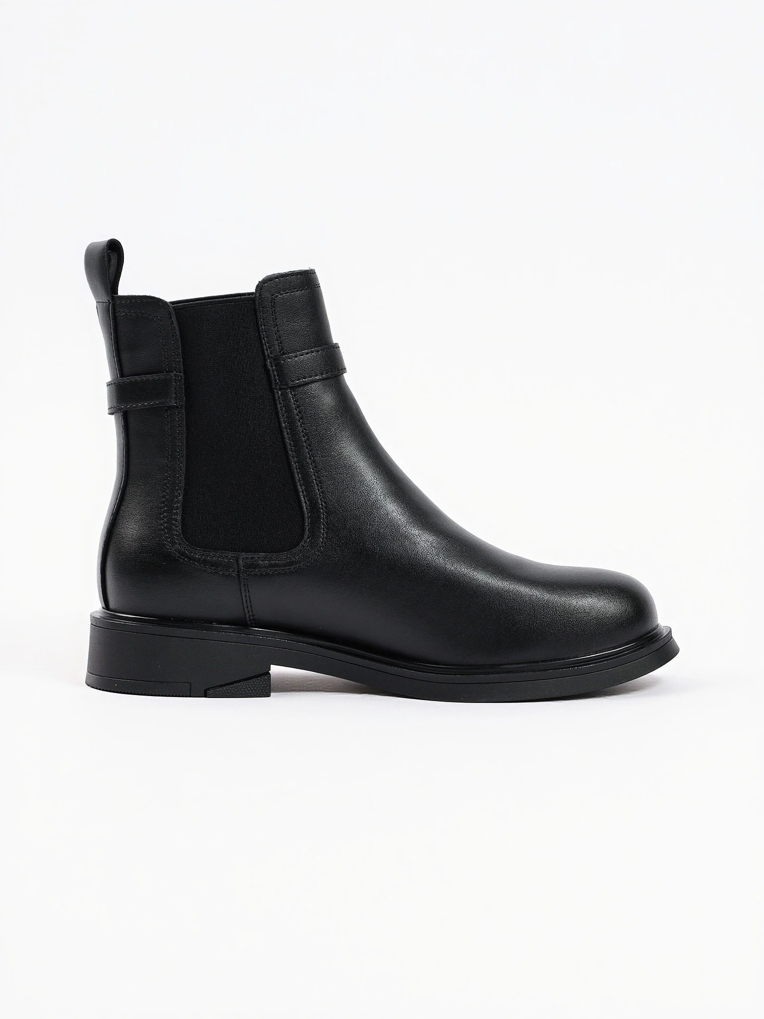 Ботинки-челси черного цвета с декоративным ремешком из натуральной кожи